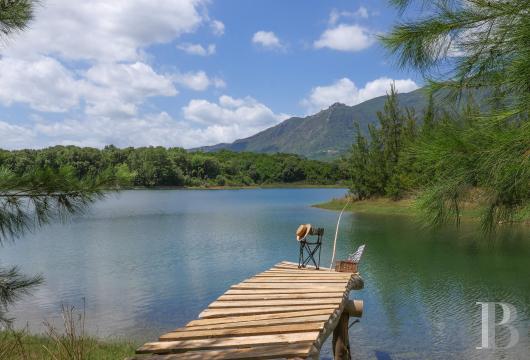 corse - Dans la plaine orientale de la Corse, une maison en pierre  au bord d'un lac et son terrain de 6 800 m²